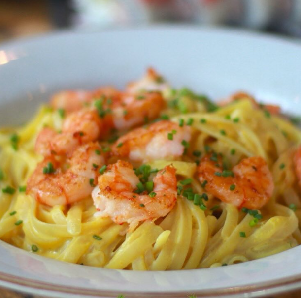 Sushi Fettuccine a la huancaína con camarones salteados - Umbral PV