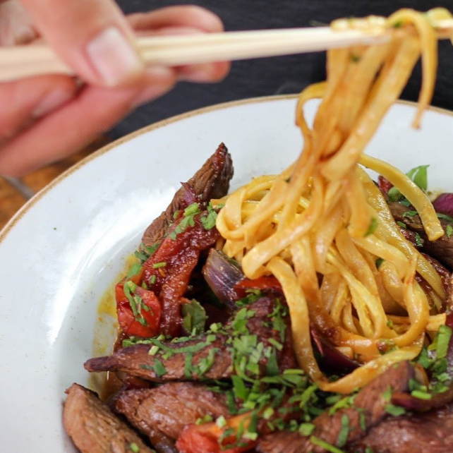 Sushi Fettuccine a la huancaína con lomo saltado - Umbral PV